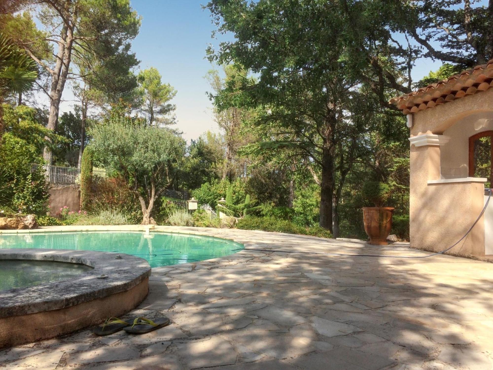 Villa Spacieuse Avec Piscine A Saint Maximin Zewnętrze zdjęcie